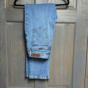 Wrangler Women's Straight Leg Medium Blue Denim Jeans